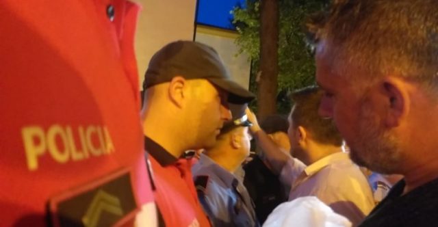 FOTO/Prej kohësh nuk flisnin, teatri bashkon Jul Dedën dhe Gent Zenelajn