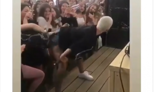 VIDEO/Pasi guxoi me look-un e ri, këngëtarja shqiptare tani i lejon fansat t’ia prekin dhe të pasmet