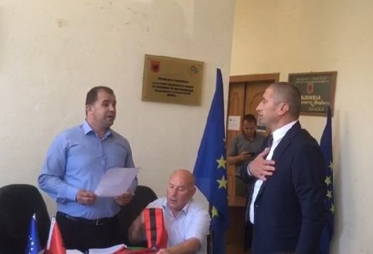 Pasi theu dyert e bashkisë, flet kryebashkiaku i Devollit