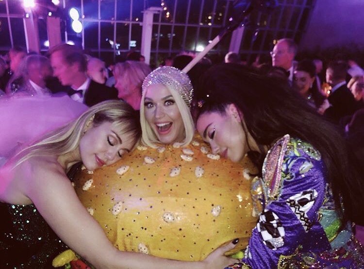 VIDEO/Dua Lipa sjell në Kosovë një tjetër këngëtare me famë botërore