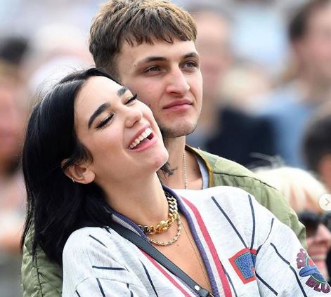 FOTO/Dua Lipa në krahët e dikujt tjetër, kush është i dashuri 3 vite më i ri se ajo