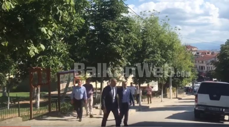 VIDEO/ Sapo u largua ish-kryetari, Duro i PS mbërrin te Bashkia e Devollit për të marrë detyrën, dera hapet me forcë