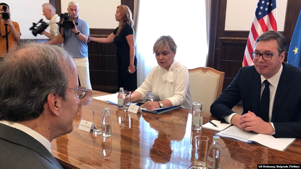 Eliot Engel në Beograd, flet për bisedimet Kosovë-Serbi dhe qëndrueshmërinë e rajonit