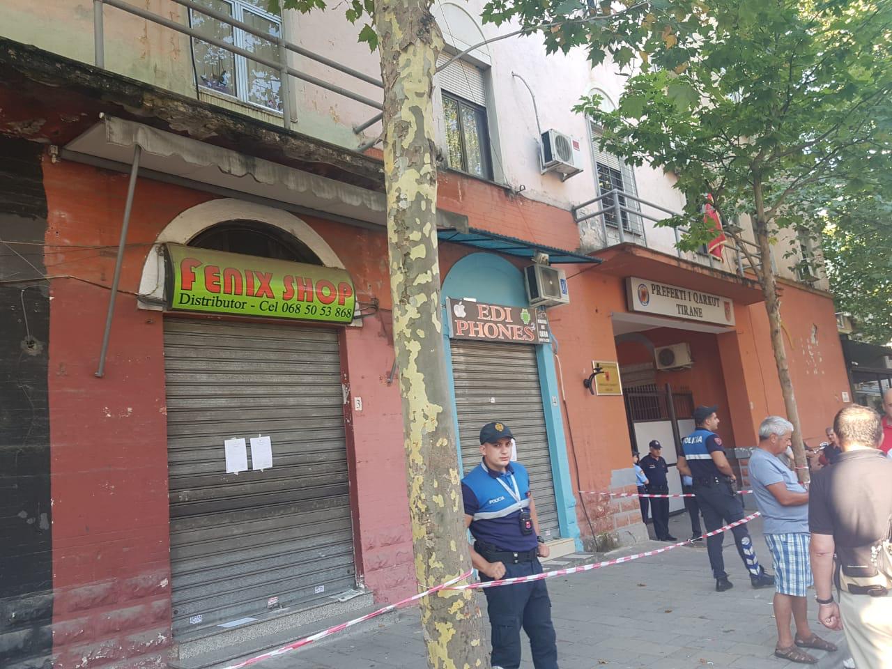 VIDEO/”Grabitje të pronës në mes të Tiranës”, PD denoncon rastin: Qeveria po u merr dyqanet pronarëve…