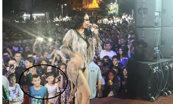 FOTO/Këngëtarja performon para fëmijëve me veshje provokuese, reagon deputeti