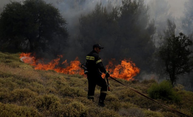FOTO/Zjarre në Greqi, flakët rrezikojnë ishullin e njohur turistik