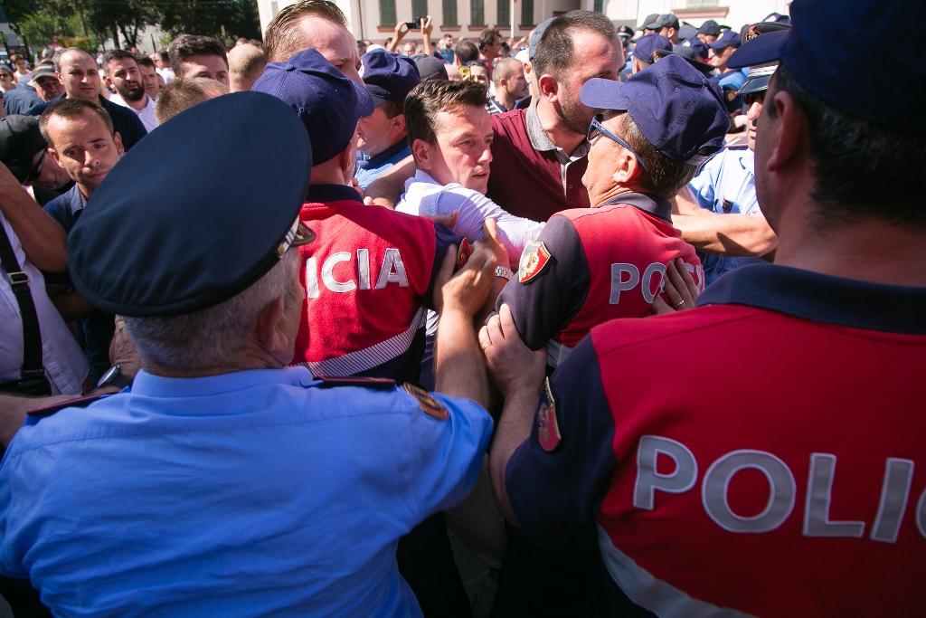 FOTO/Artistët lihen në terr brenda godinës, rezistenca e tyre vazhdon