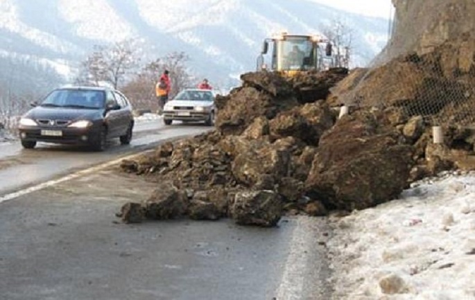 Korçë/Thyerje pemësh e rrëshqitje dherash në rrugë