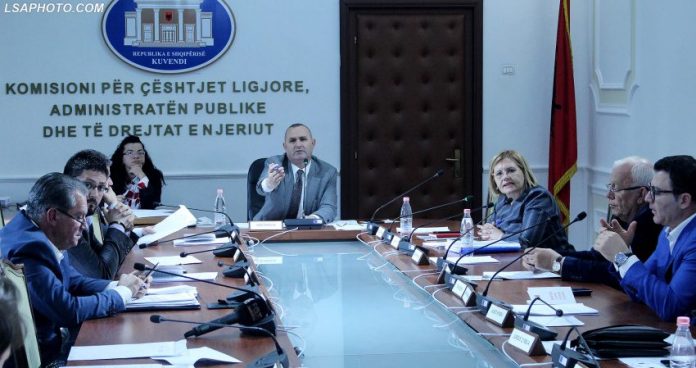 U mbush kupa! Deputeti braktis mbledhjen: Paskan bërë mirë ata që janë larguar nga parlamenti…