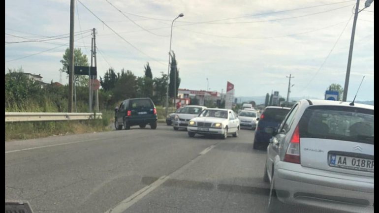 Elbasan/  Përplasen 3 makina, dy të plagosur