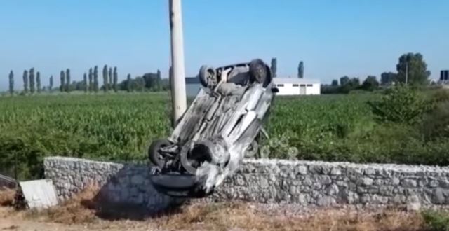 Makina kthehet përmbys, plagosen të rinjtë në Fushë Krujë