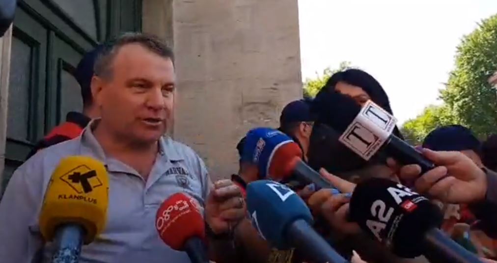 VIDEO/Shfaqet befas Arben Malaj para Teatrit, ka një thirrje për 3 socialistët