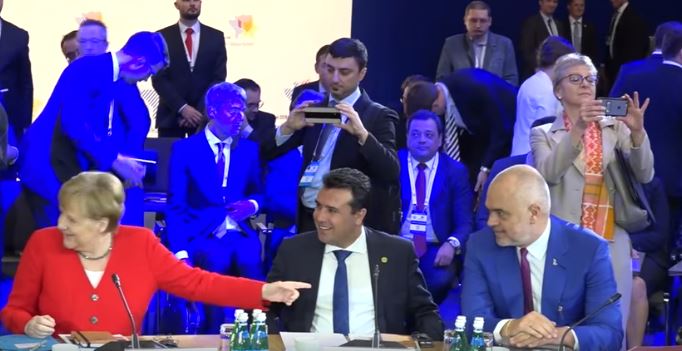 VIDEO/I preferuari i Merkelit në Samitin e Poznanit, në krahë të saj qëndron Zaev