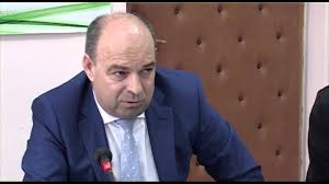 Publikohet fotoja: Kryetari i Këshillit të Qarkut Durrës pasi ka pirë kokainë