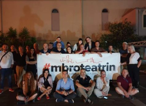 Artistët nuk dorëzohen, kalojnë natën para godinës: Në mbrojtje të Teatrit deri në fund