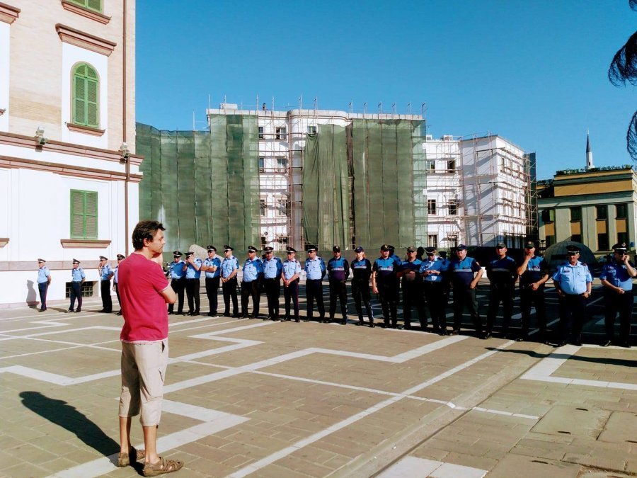 FOTO/Pamjet prekëse, aktori shpërthen në lot kundër shembjes së Teatrit
