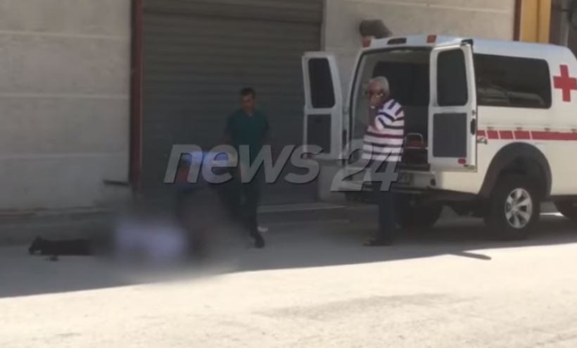 Pamje të rënda nga vendi i ngjarjes, viktima e shtrirë në tokë, 6 të plagosurit në spital