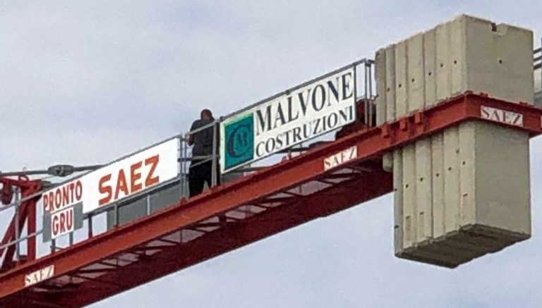 Itali/ Punëtori shqiptar kërcënon me hedhje nga vinçi, ja arsyeja