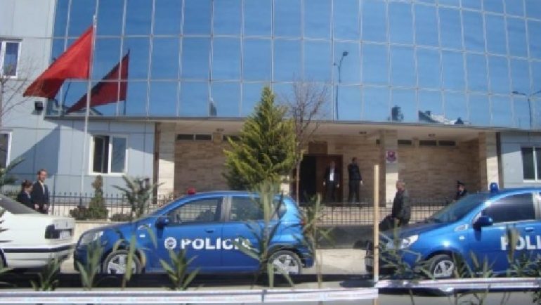 Kamëz/ Kundërshtojnë policinë, pranga 3 personave