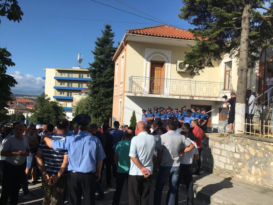 VIDEO/Ish-deputeti nxjerr pamjet nga Devolli: Junta vazhdon të shtojë policët, janë të armatosur