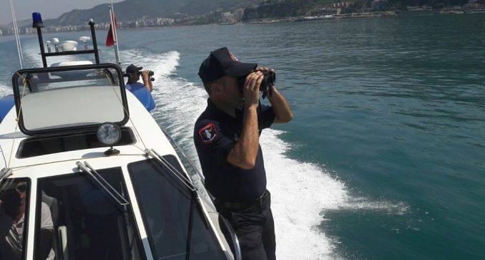 FOTO/Shkrumbohet anija turistike në Karaburun, policia detaje: Si i shpëtuan 5 marinarët zjarrit të madh