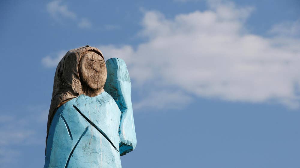 FOTO/Një statujë prej druri për Melania Trump në Slloveni, vendasit kanë kritika