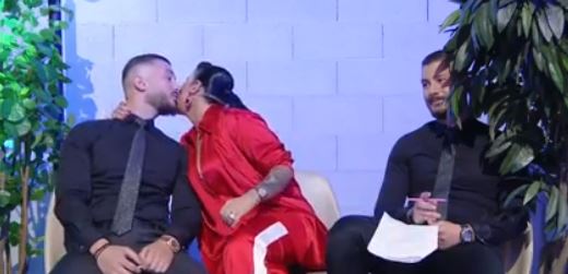 VIDEO/Nuk e mbajnë të fshehtë, Jonida puth në emision Romeo Veshajn