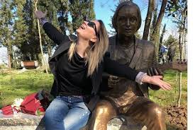 Dy të rinjtë dhunojnë bustin e Françesk Radit, irritohet Rozana: Më mirë një seks i sigurtë se një fëmi i tillë…