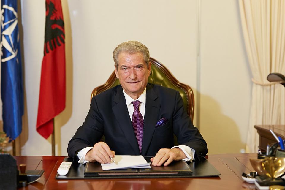 Emri/ “Kriminelët e pëlqejnë shumë kreun e meduzës”- Berisha zbulon foton