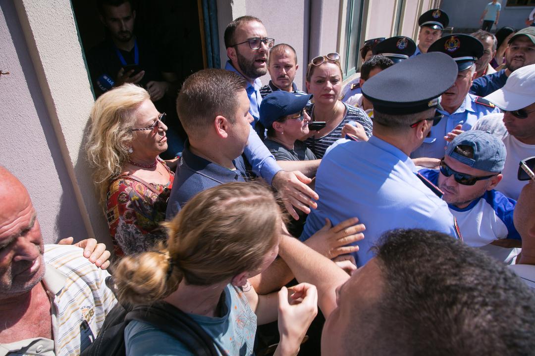 FOTO/Artistët lihen në terr brenda godinës, rezistenca e tyre vazhdon