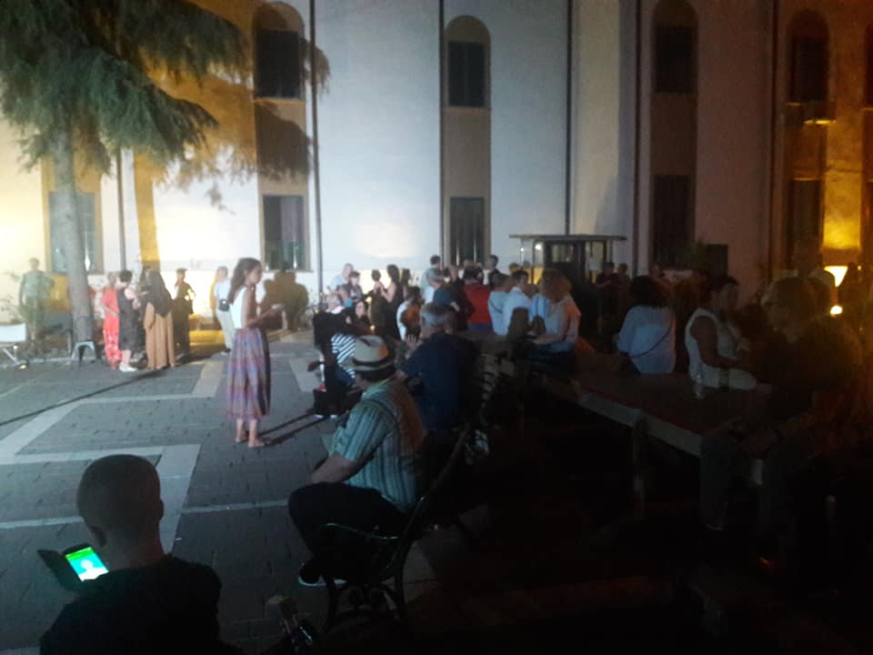 VIDEO/Qëndresa për Teatrin vazhdon, artistët i tregojnë vendin deputetit që i vizitoi gjatë natës