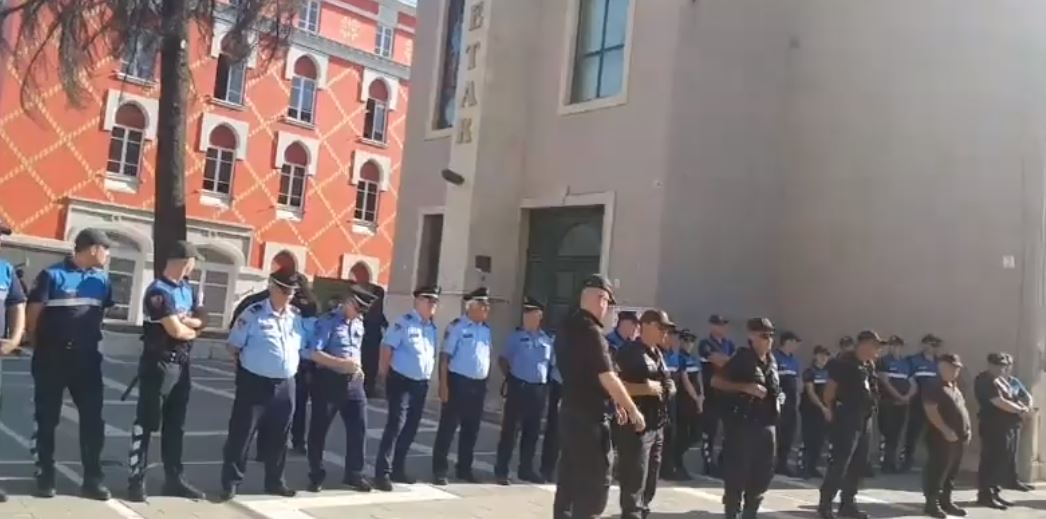 “Nuk ia fal, kjo nuk ndodhte as në kohën e Ramiz Alizë”, policia tërheq zvarrë regjisorin e njohur