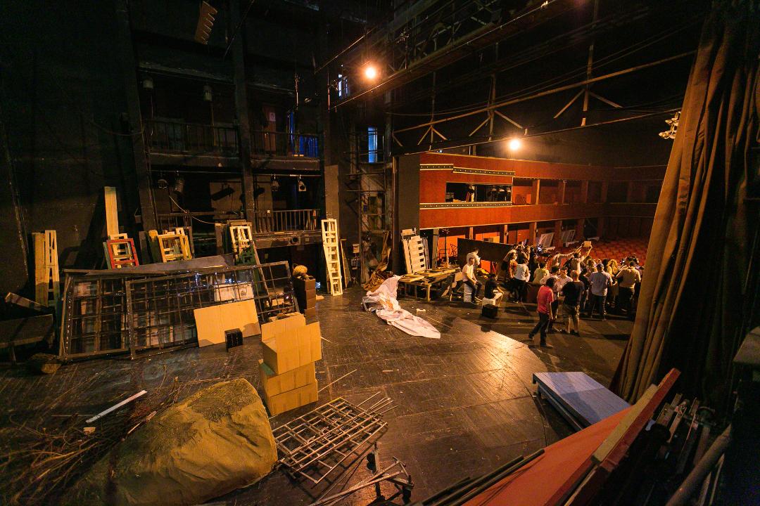 FOTO/Artistët lihen në terr brenda godinës, rezistenca e tyre vazhdon