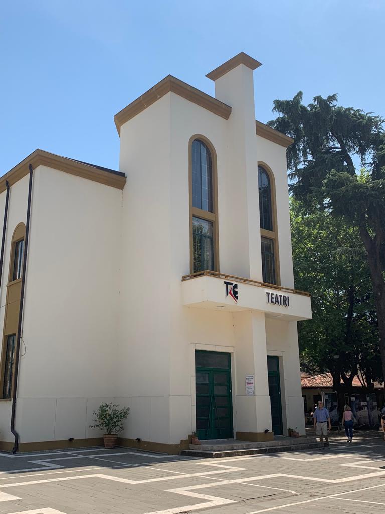 VIDEO/Gati aksioni për shembjen?Teatri Kombëtar po zbrazet, ja pamjet nga godina