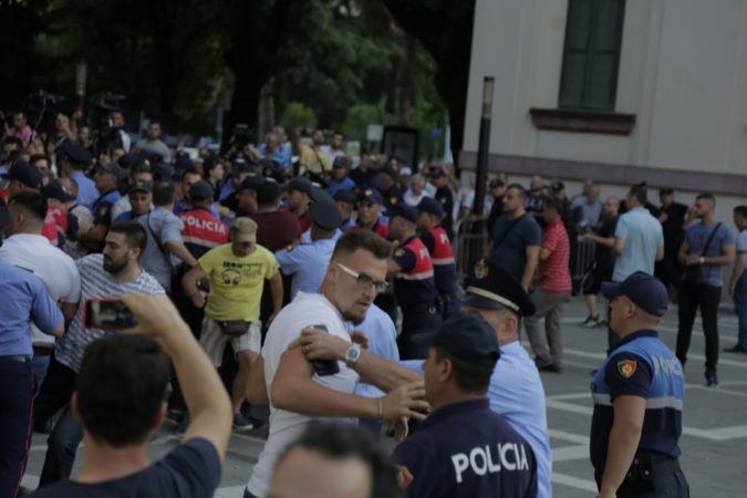 Teatri/ Artistët tentojnë të largojnë barrierat, ndërhyn policia