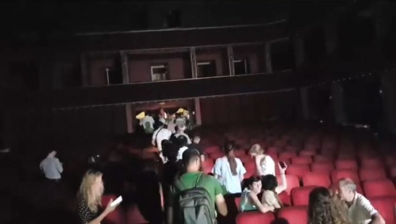 FOTO/Artistët lihen në terr brenda godinës, rezistenca e tyre vazhdon