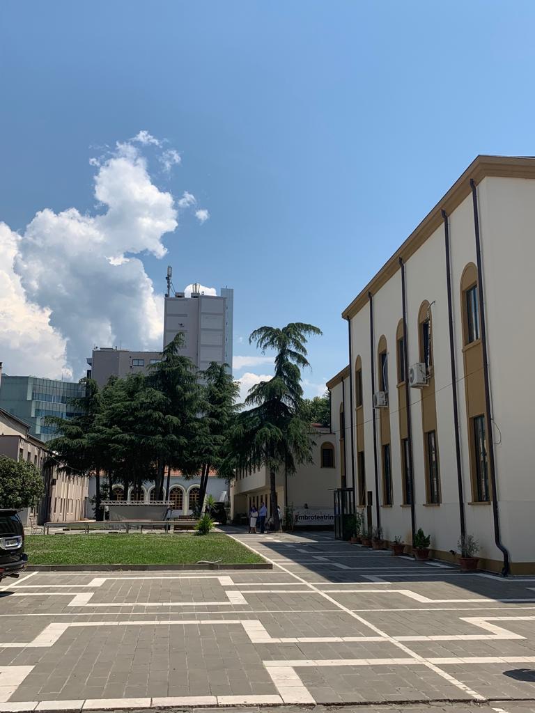 VIDEO/Gati aksioni për shembjen?Teatri Kombëtar po zbrazet, ja pamjet nga godina