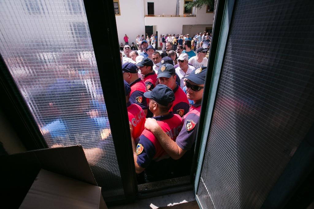 FOTO/Artistët lihen në terr brenda godinës, rezistenca e tyre vazhdon