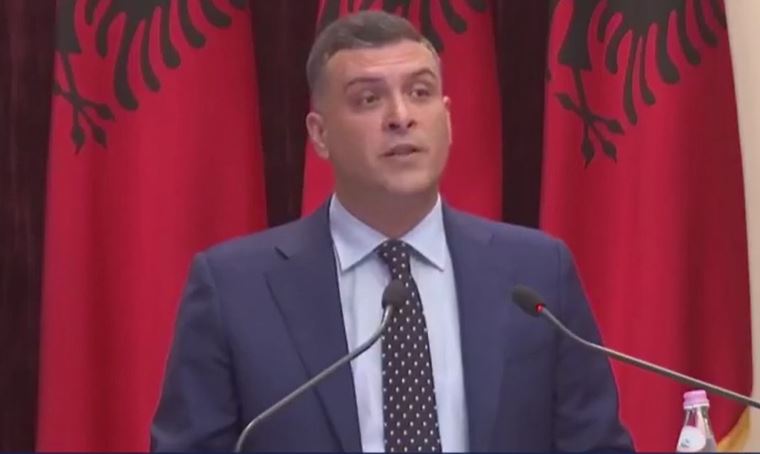 VIDEO/Konferenca për mediat nga Presidenca, flet zëdhënësi: Meta dekretoi ligjin e rëndësishëm