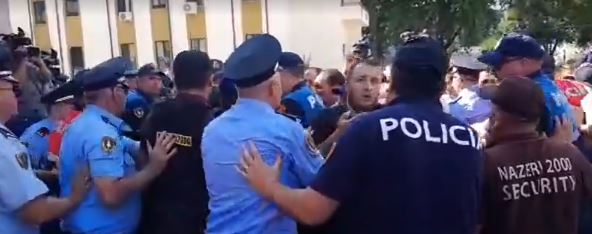 LAJM I FUNDIT/Rriten tensionet te Teatri, artistët çajnë kordonin e Policisë