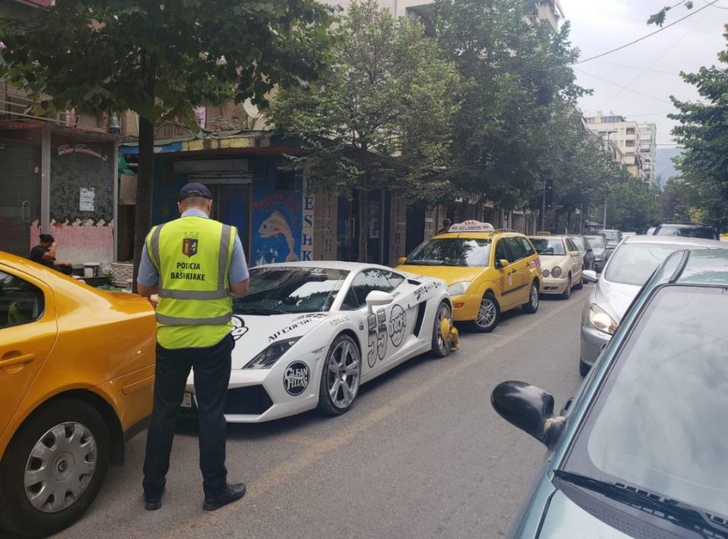 FOTO/‘Bllokohet’ Lamborghini në Tiranë, policia e mbush me gjoba