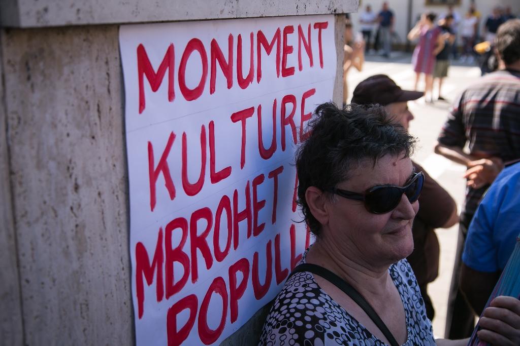 FOTO/Artistët lihen në terr brenda godinës, rezistenca e tyre vazhdon