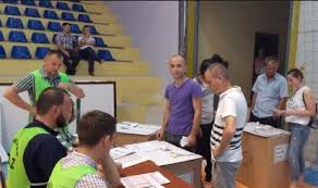 FOTO/”Nga 100 votues dalin 205 vota”, denoncimi i vëzhguesit: Iu morën emrat dhe mbiemrat