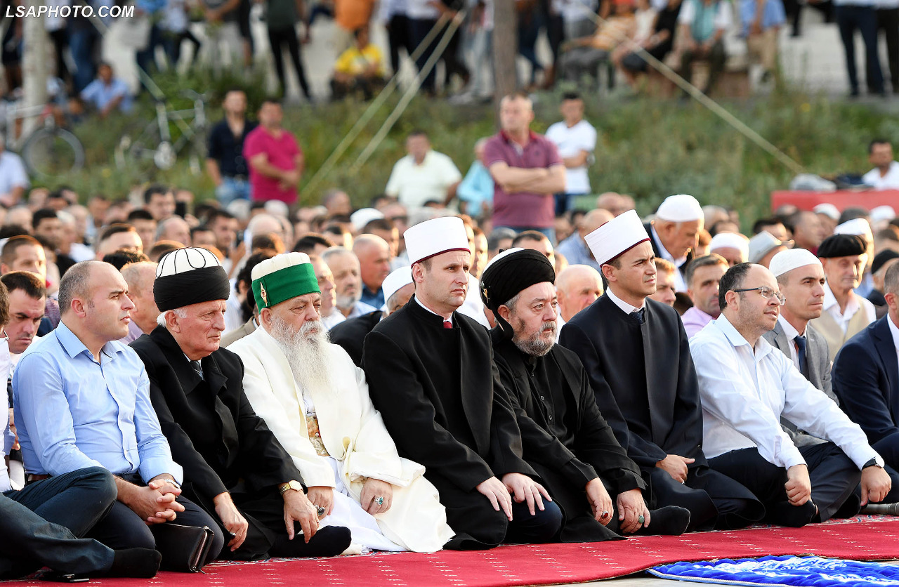 Mijera besimtare myslimane festojne Bajramin ne Tirane