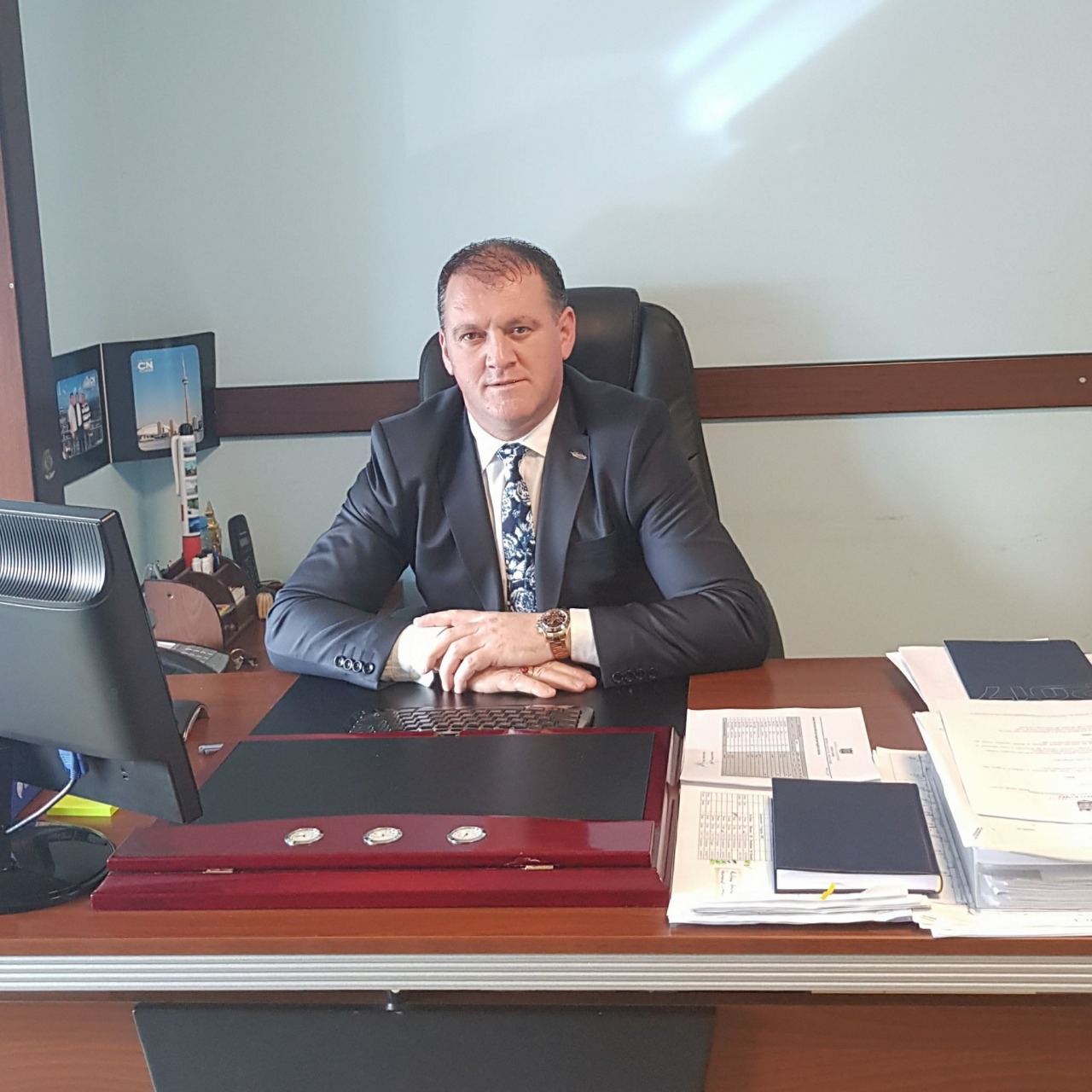 Tritoli në mesnatë te dera e shtëpisë/Reagon nënkryetari i Bashkisë Kamëz,ja me kë ka konflikt