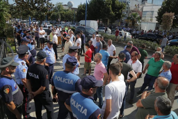 Rakip Suli hyn në bashkinë Kamëz/ Situatë e tensionuar, shikoni pamjet