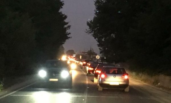 Fundjavat, tmerr trafiku në akset rrugore që të çojnë në bregdet