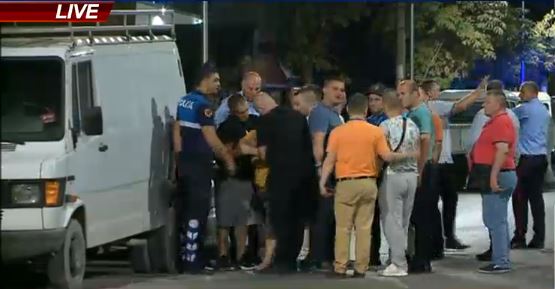 Policia jep inicialet e atentatorit te dyshuar, nena w Santiagos, perballja dramatike me trupin e te birit