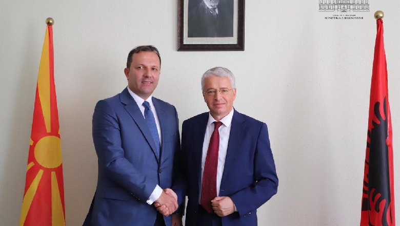 “Shqipëria mos të ndahet nga Maqedonia e Veriut”, Lleshaj: Edhe ne kemi në hetim Llallën, meritojmë negociatat