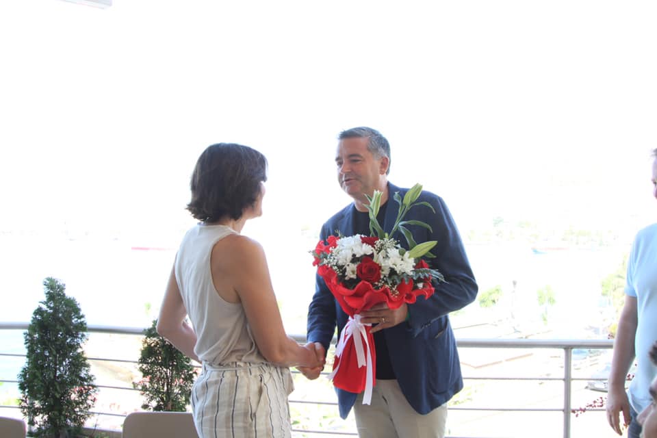 FOTO/Me buqetë në duar Klosi viziton familjen e dhunuar nga pronari i lokalit: Nuk e kemi as në traditë…